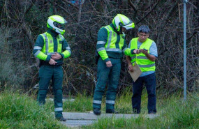 ep dos agentes de la guardia civil de trafico hablan con un conductor durante la campana especial de