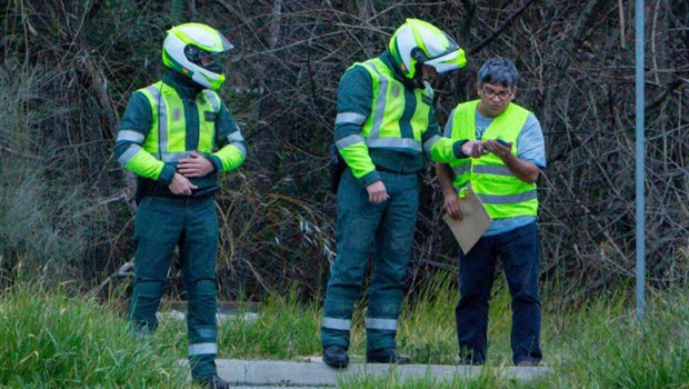 ep dos agentes de la guardia civil de trafico hablan con un conductor durante la campana especial de