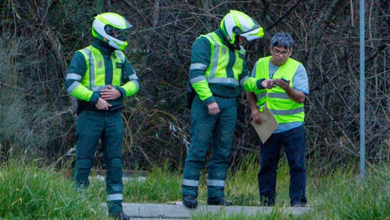 Dos agentes de la Guardia Civil de Tráfico, hablan con un conductor durante la campaña especial de vigilancia y control de las condiciones del vehículo | Ricardo Rubio - Europa Press - Archivo ep dos agentes de la guardia civil de trafico hablan con un conductor durante la campana especial de