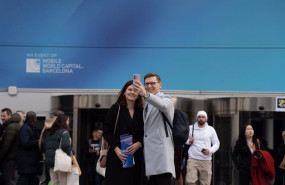 ep dos personas se fotografian por fuera en las inmediaciones de fira de barcelona del mwc 2023 a 2 ep dos personas se fotografian por fuera en las inmediaciones de fira de barcelona del mwc 2023 a 2