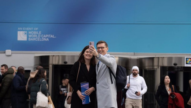 ep dos personas se fotografian por fuera en las inmediaciones de fira de barcelona del mwc 2023 a 2