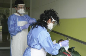 ep dos sanitarios protegidos con guantes mascarillas y pantallas protectoras