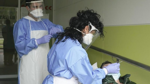 ep dos sanitarios protegidos con guantes mascarillas y pantallas protectoras