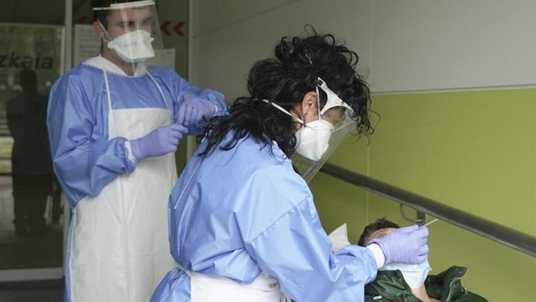 ep dos sanitarios protegidos con guantes mascarillas y pantallas protectoras ep dos sanitarios protegidos con guantes mascarillas y pantallas protectoras