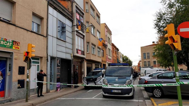 Dues furgonetes de la Guardia Civil, despés de l`operació contra membres dels Comités de Defensa de la República (CDR), en què s`ha detingut nou personas i s`ha incautat documentació i material informàtic, a Sabadell, 23 de setembre del 2019. | Europa Press - Europa Press ep dues furgonetes de la guardia civil despes de loperacio contra membres dels comites de defensa de