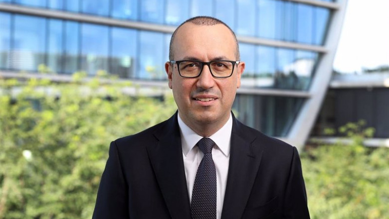 ep el consejero delegado de bbva onur gen frente al edificio de la vela en madrid