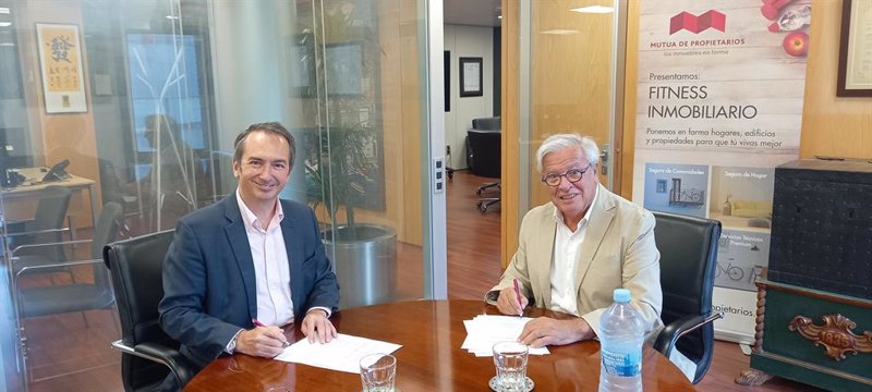 El director general de Mutua de Propietarios, Christopher Bunzl, y el presidente de Asval, Joan Clos. | MUTUA DE PROPIETARIOS Y ASVAL ep el director general de mutua de propietarios christopher bunzl y el presidente de asval joan clos