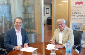 ep el director general de mutua de propietarios christopher bunzl y el presidente de asval joan clos