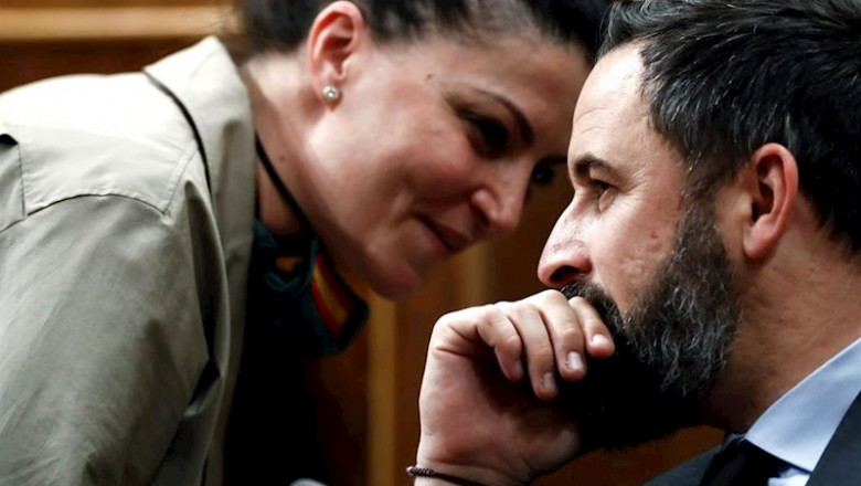 ep el lider de vox santiago abascal habla con la diputada de su partido macarena olona durante un