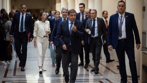 ep el ministro de agricultura pesca y alimentacion luis planas c a su llegada a una sesion plenaria