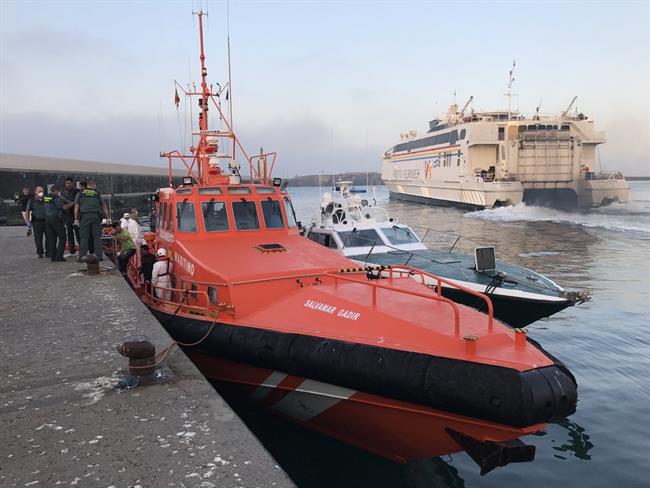 Embarcación de Salvamento Marítimo que trabaja en el rescate de pateras en Cádiz | SALVAMENTO/Archivo ep embarcacionsalvamento maritimotrabajarescatepaterascadiz