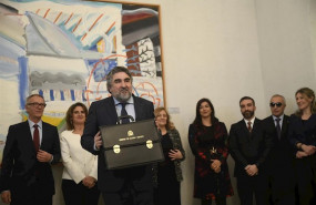 ep jose manuel rodriguez uribes sujeta la cartera del ministerio de cultura y deporte tras recibirla