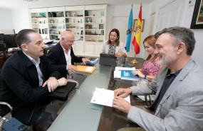 ep la conselleira do mar marta villaverde en una reunion con representantes de la organizacion de