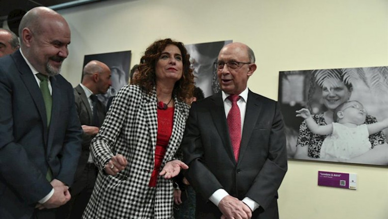 ep la ministra de hacienda maria jesus montero junto a su predecesor en el cargo cristobal montoro