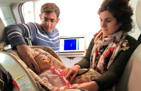 ep los estudiantes graduados mostafa alizadeh izquierda y hajar abedi colocan una muneca modificada