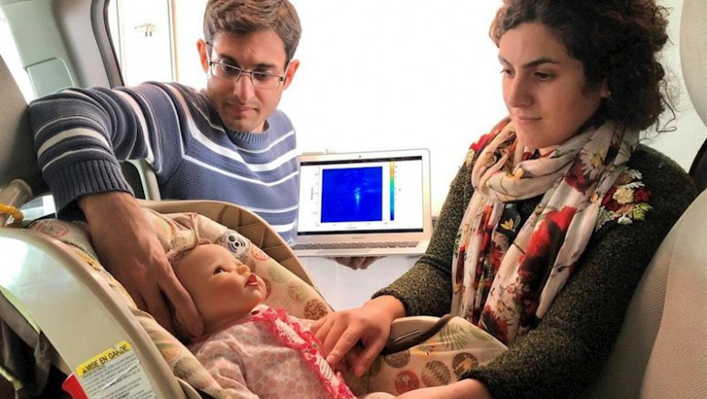 ep los estudiantes graduados mostafa alizadeh izquierda y hajar abedi colocan una muneca modificada