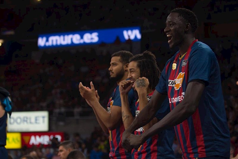 ep los jugadores del kirolbet baskonia celebran una canasta