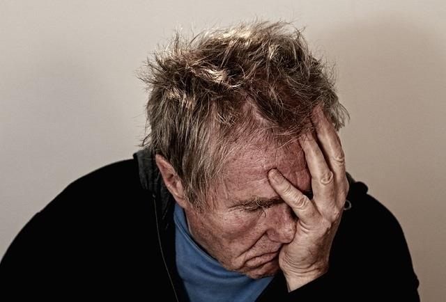 ep migrana hombre dolor cabeza