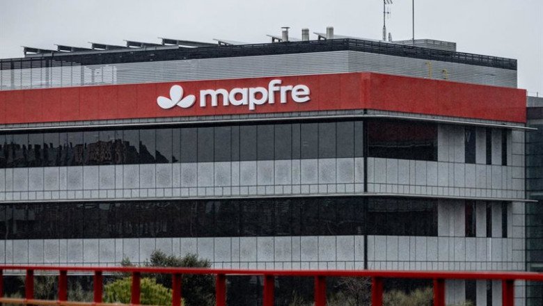 ep nueva imagen de mapfre implantada en las fachadas de las oficinas centrales de la aseguradora en