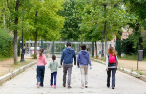 ep padres paseando por el parque de maria luisa en el primer dia donde los ninos han podido salir