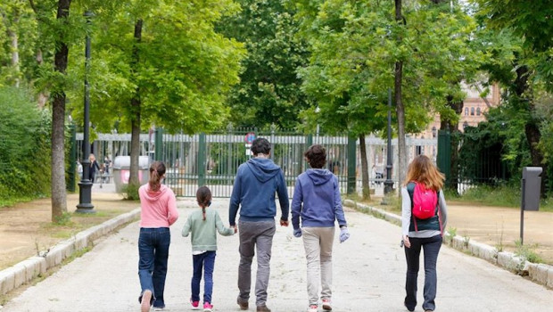 ep padres paseando por el parque de maria luisa en el primer dia donde los ninos han podido salir