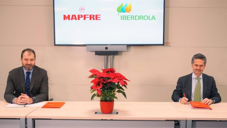 Raúl Costilla, director general comercial y de negocio de MAPFRE IBERIA, y Alfonso Calderón, director comercial de Iberdrola en España. | MAPFRE/IBERDROLA ep raul costilla director general comercial y de negocio de mapfre iberia y alfonso calderon