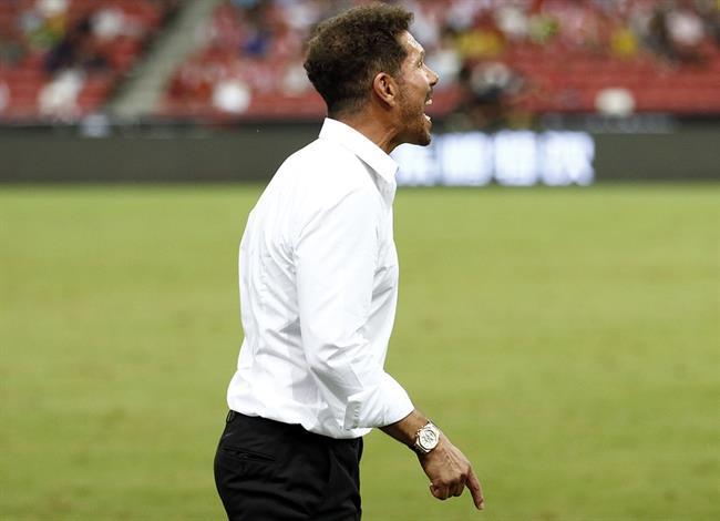 Simeone da órdenes a sus jugadores | ALBERTO MOLINA ep simeone da ordenessus jugadores