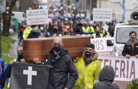 ep trabajadores del sector hostelero sostienen una lpida frente a la xunta de galicia como signo de