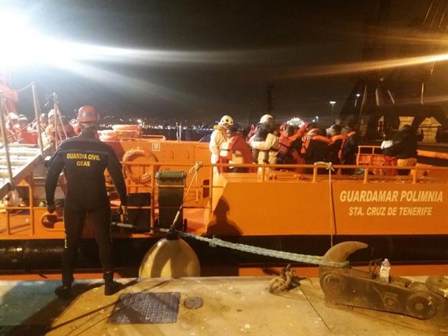 Traslado de inmigrantes de una patera | EUROPA PRESS/DELEGACIÓN DEL GOBIERNO EN MELILLA ep trasladoinmigrantesuna patera