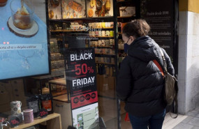 ep un cartel publicitario anuncia rebajas con motivo del black friday