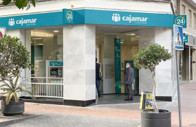 ep un cliente entra en una oficina de cajamar en motril durante el estado de alarma por el covid-19