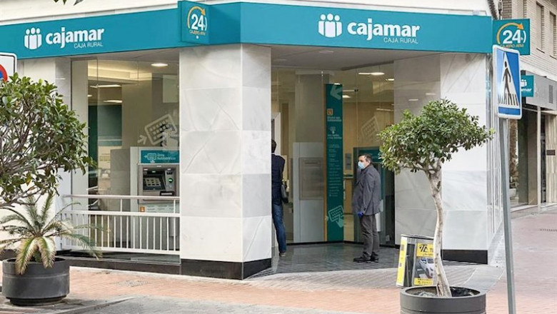 Un cliente entra en una oficina de Cajamar en Motril durante el estado de alarma por el Covid-19. | CAJAMAR - Archivo ep un cliente entra en una oficina de cajamar en motril durante el estado de alarma por el covid-19
