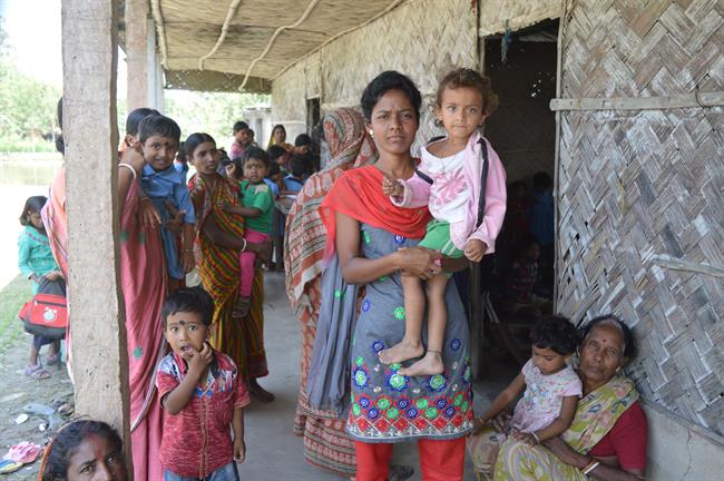 Un grupo de mujeres con niños en India | GLOBAL HUMANITARIA ep un grupomujeresninosindia
