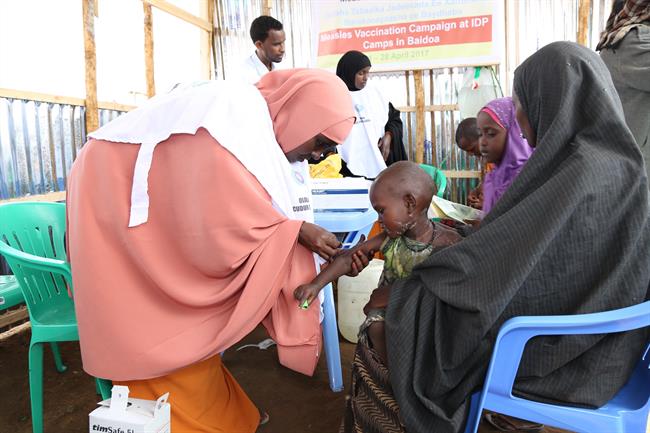 Un niño vacunado en una campaña contra el sarampión en Somalia | © UNICEF/UN060762/MOHAMED HERSI ep un nino vacunadouna campanasarampionsomalia