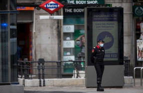 ep un policia militar de la guardia real con mascarilla vigila la puerta del sol de la capital
