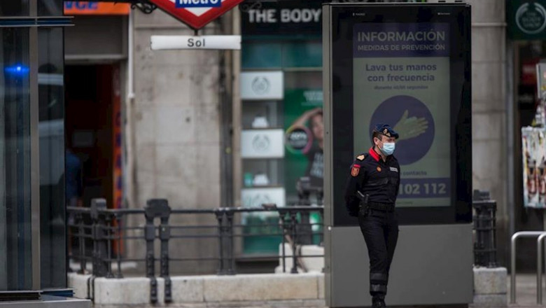 Un Policía Militar de la Guardia Real con mascarilla vigila la Puerta del Sol de la capital durante una Semana Santa atípica en la que prosigue el estado de alarma decretado por el Gobierno para la lucha contra el coronavirus en Madrid. 8 de abril de 2020 | Joaquin Corchero - Europa Press ep un policia militar de la guardia real con mascarilla vigila la puerta del sol de la capital