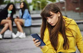 ep una joven usa su telefono movil
