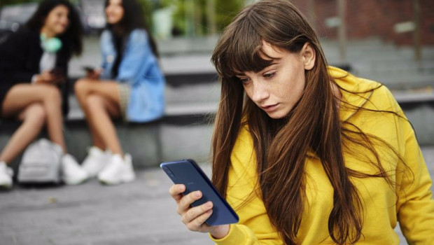 ep una joven usa su telefono movil