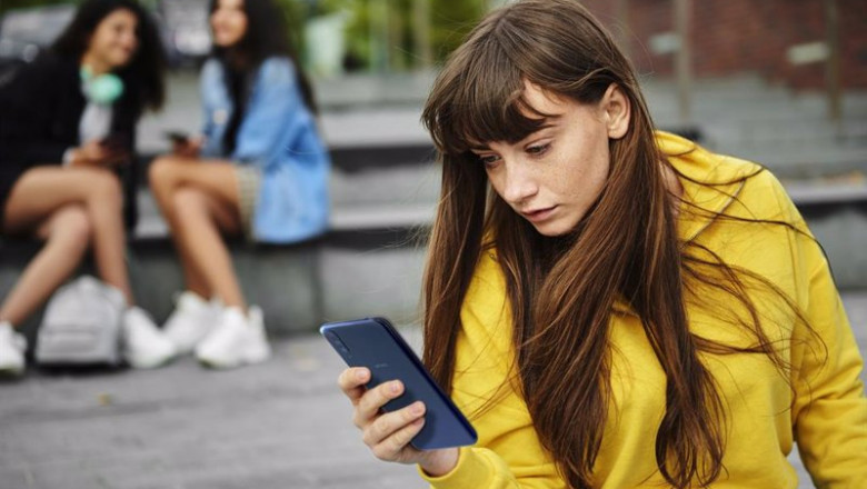 ep una joven usa su telefono movil