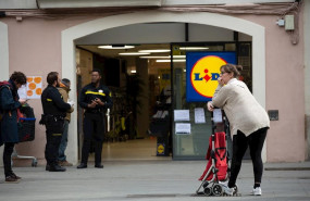 ep una mujer espera con su carro de la compra a poder entrar a un supermercado lidl