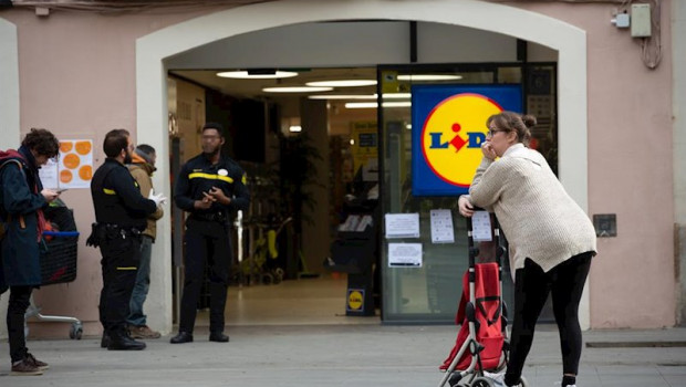 ep una mujer espera con su carro de la compra a poder entrar a un supermercado lidl