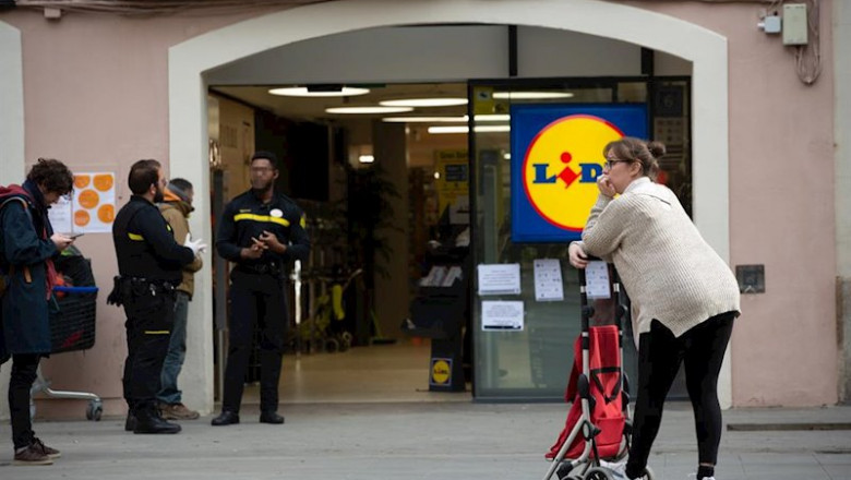 Una mujer espera con su carro de la compra a poder entrar a un supermercado Lidl | David Zorrakino - Europa Press - Archivo ep una mujer espera con su carro de la compra a poder entrar a un supermercado lidl