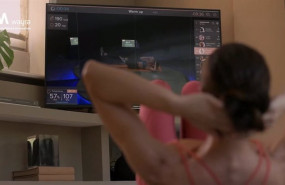 ep una mujer hace deporte usando la aplicacion de volava