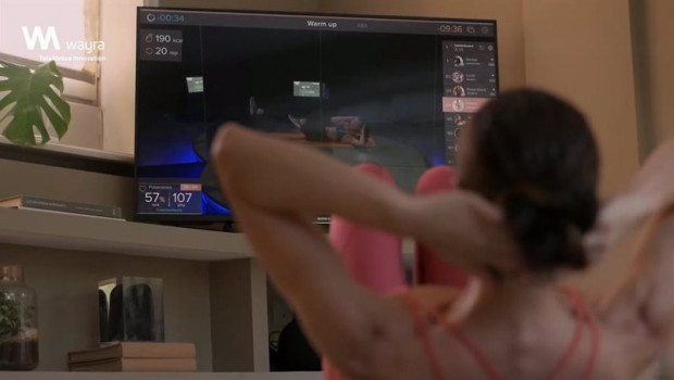 ep una mujer hace deporte usando la aplicacion de volava
