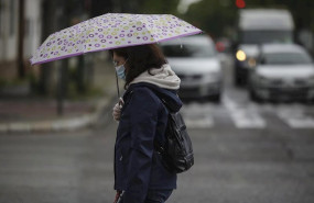 ep una mujer protegida con mascarilla camina por la calle durante el dia 38 del estado de alarma en