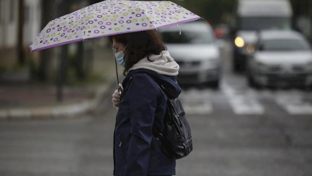 ep una mujer protegida con mascarilla camina por la calle durante el dia 38 del estado de alarma en