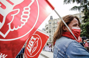 ep una mujer sostiene una pancarta de ugt en una imagen de archivo