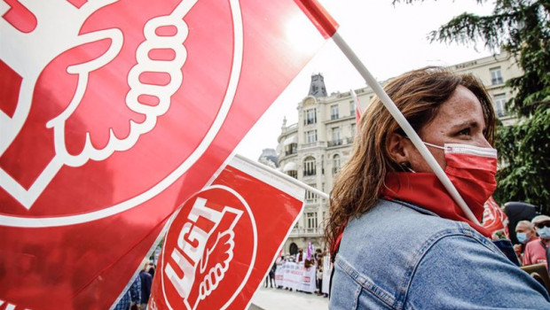 ep una mujer sostiene una pancarta de ugt en una imagen de archivo