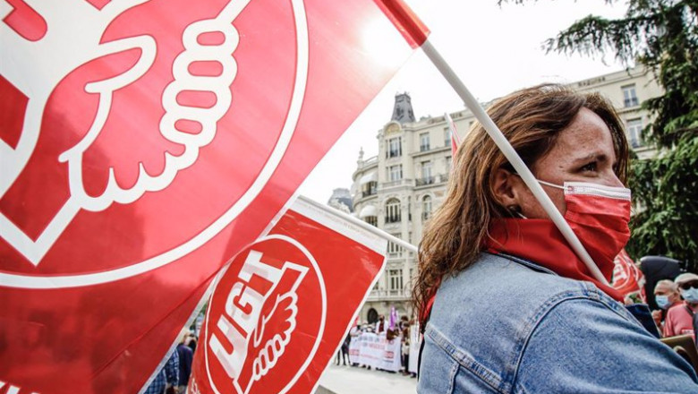 Una mujer sostiene una pancarta de UGT, en una imagen de archivo. | Carlos Luján - Europa Press ep una mujer sostiene una pancarta de ugt en una imagen de archivo
