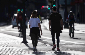 ep una pareja pasea por las calles de madrid en el segundo dia de desconfinamiento durante la